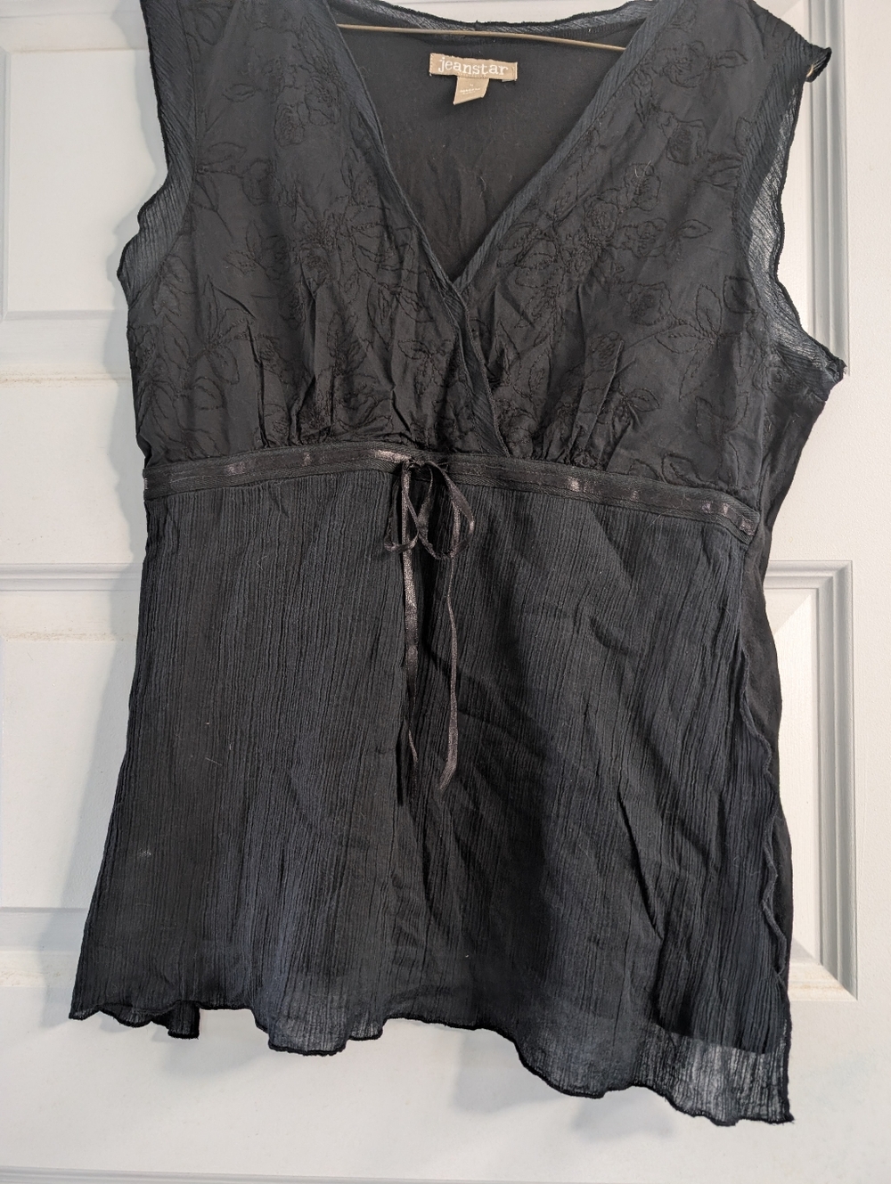 jeanstar Black Sleeveless V-Neck Tie-Front Camisole